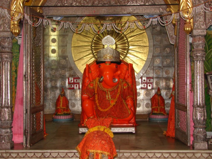 चित्र:Moti-Dungri-Ganesh-Temple.jpg