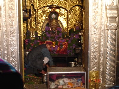 चित्र:Inside badrinath temple.jpg
