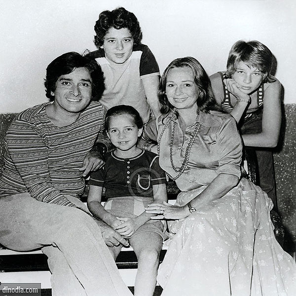 File:Shashi-kapoor-with-family.jpg