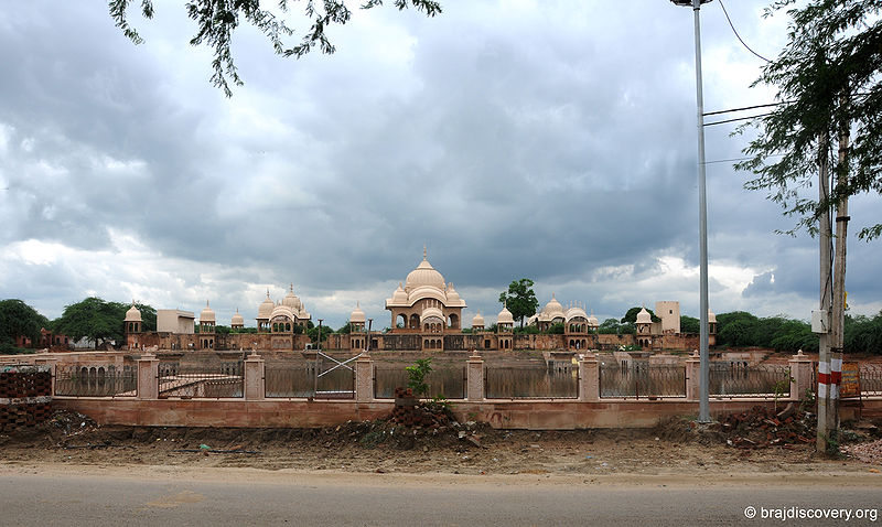 File:Kusum-Sarovar-Govardhan-39.jpg