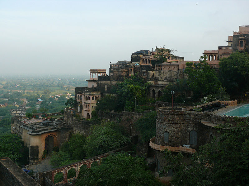 File:Neemrana-Fort-Palace-1.jpg