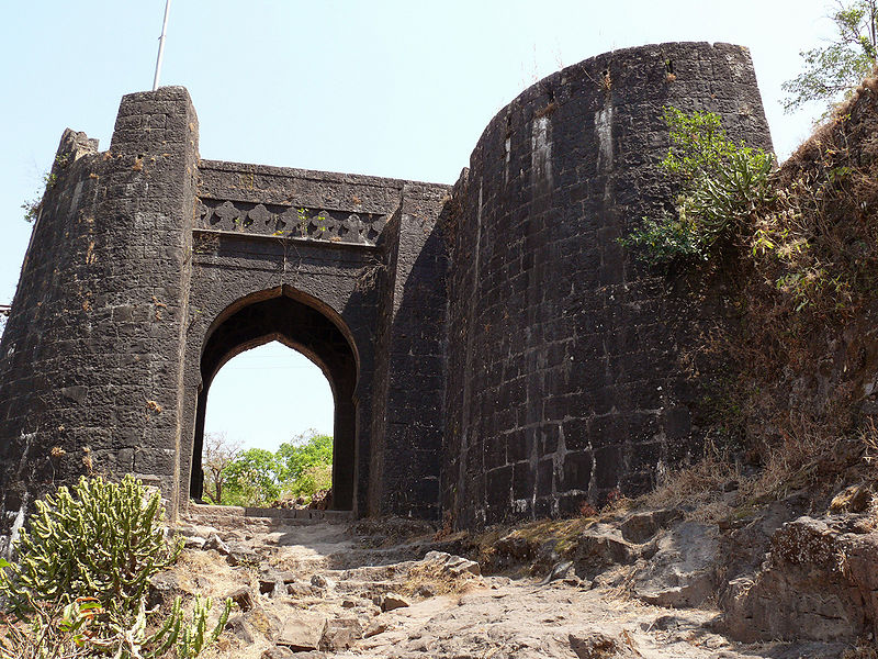 File:Purandarh-Fort-Pune-1.jpg