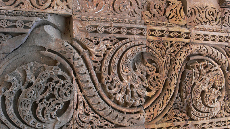 File:Quwwat-ul-islam-mosque-delhi-3.jpg