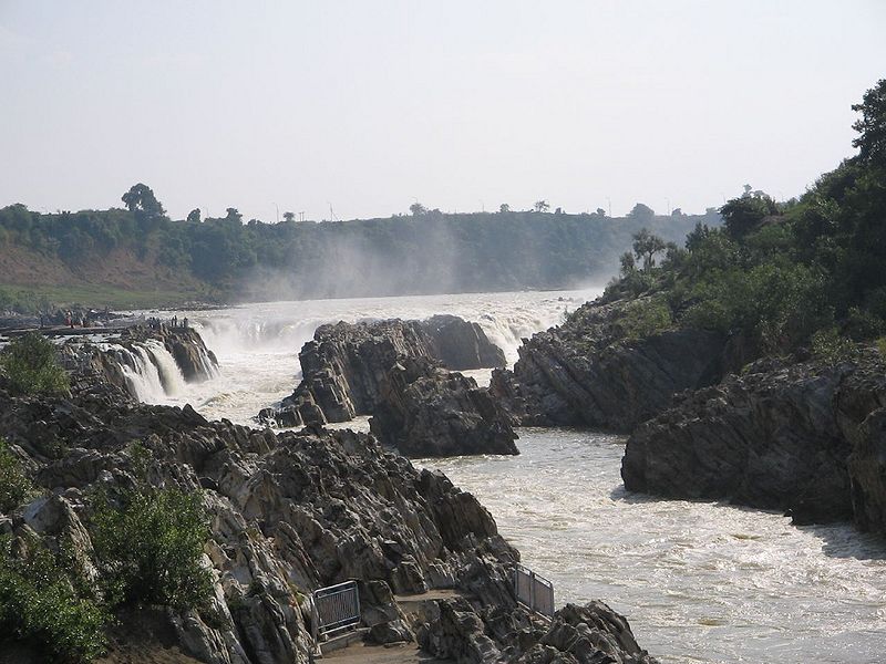 File:Dhuandhar-Falls-Bhedaghat.jpg