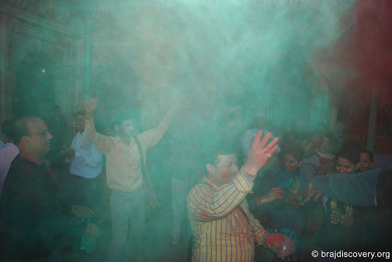 File:Holi Dwarkadhish Temple Mathura 2.jpg