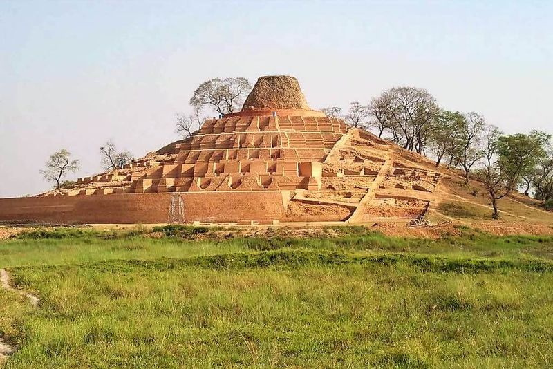 File:Kesariya-Buddha-Stupa.jpeg