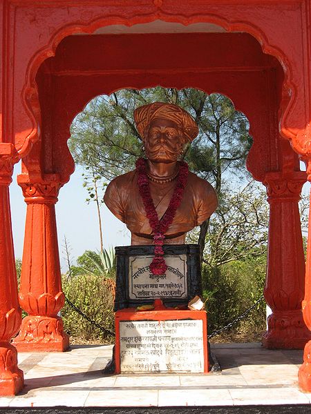 File:Tanaji-Statue-Sinhagarh-Fort.jpg