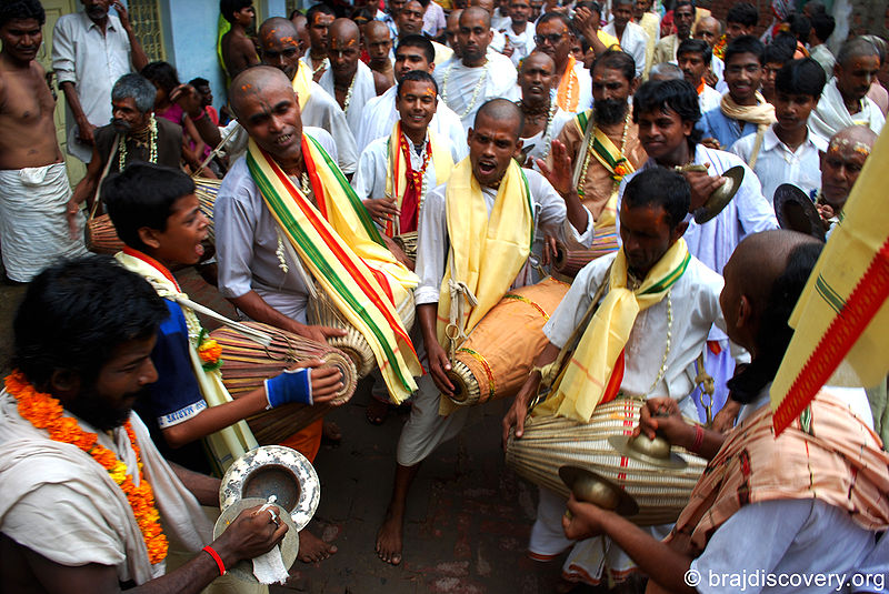 File:Guru-Purnima-Govardhan-Mathura-8.jpg