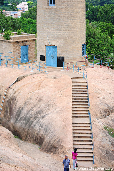 File:Light-House-Mahabalipuram-2.jpg