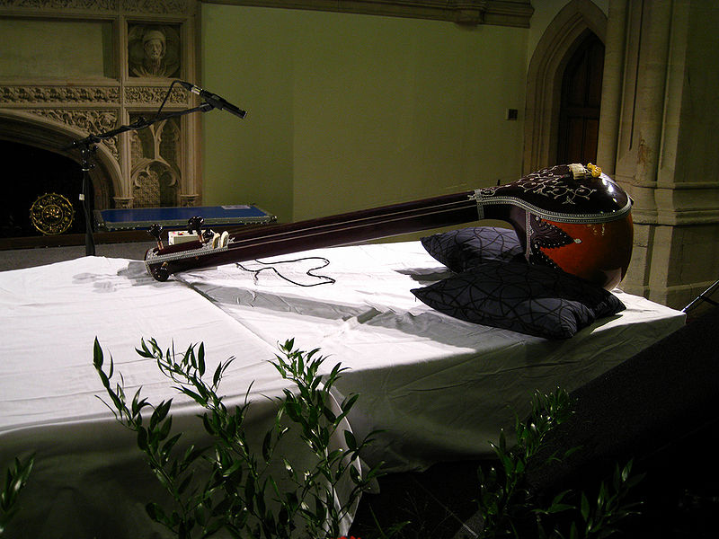 File:Tanpura.jpg