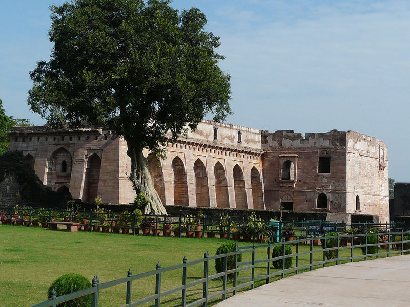 File:Hindola-Mahal-Mandu-8.jpg