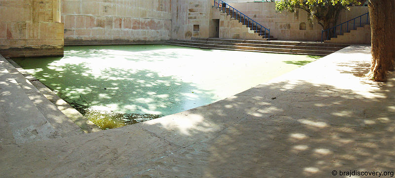 File:Tapt-Kund-Badrinath-Temple-Deeg-4.jpg