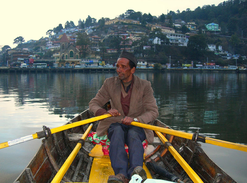 File:Boat-Man-at-Naini-Lake.jpg