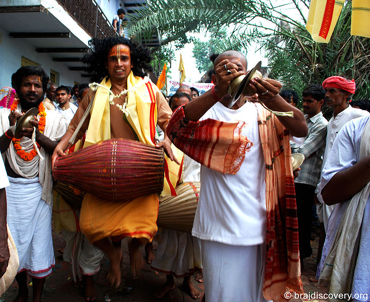 File:Guru-Purnima-Govardhan-Mathura-7.jpg