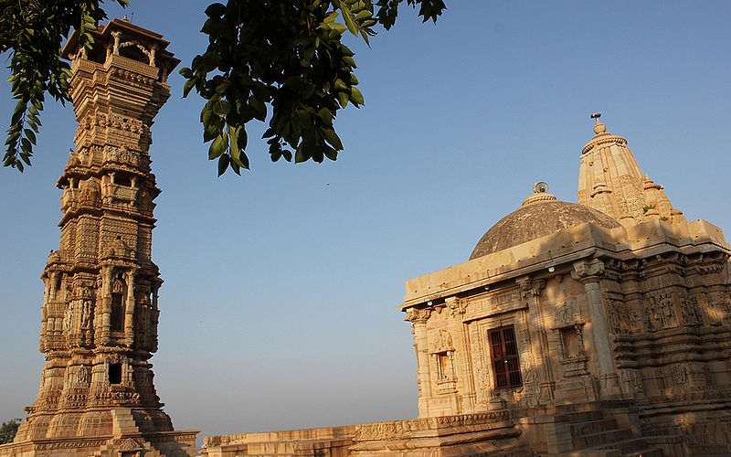 File:Jain-kirti-stambh-and-temple.jpg
