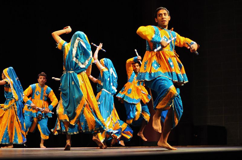 File:Dandiya-Raas-Gujarat-1.jpg