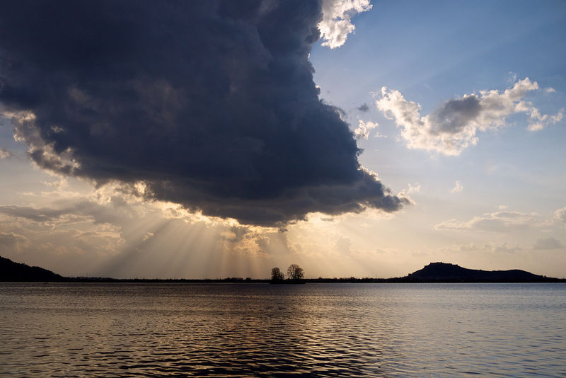 File:Last-Rays-Dal-Lake-Srinagar.jpg