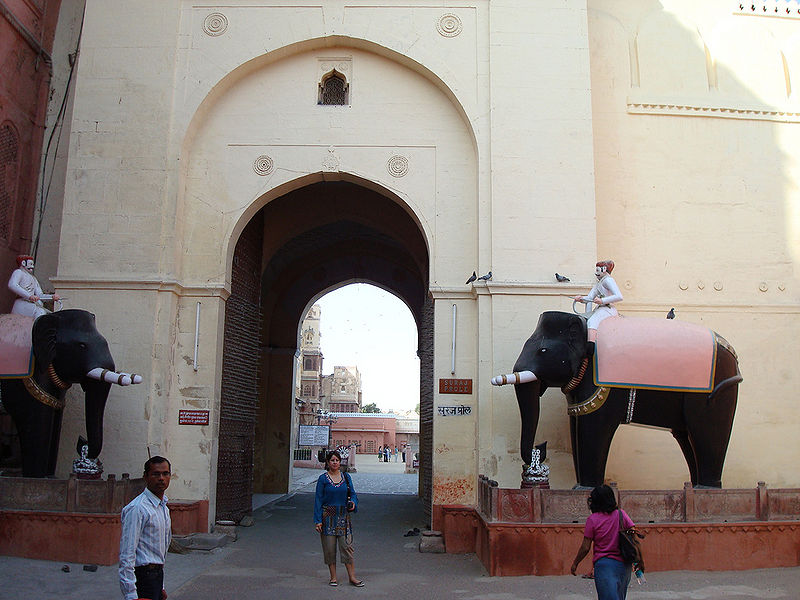 File:Suraj-Pol-Bikaner.jpg