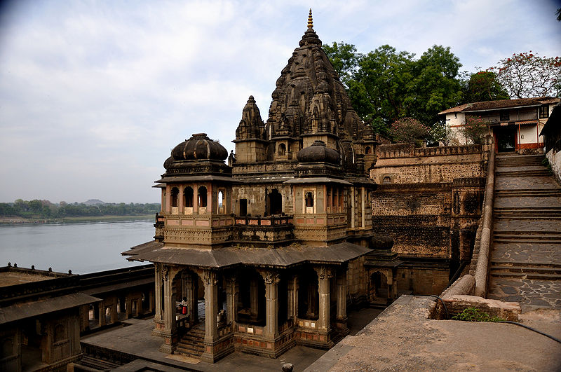 File:Temple-Ahilya-ghat.jpg