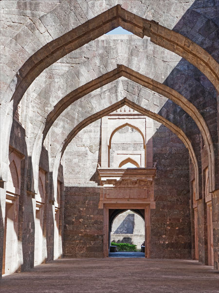 File:Hindola-Mahal-Mandu-9.jpg