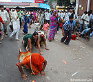 गुरु पूर्णिमा पर दंडौती लगाते श्रृध्दालु, गोवर्धन, मथुरा Devotees Doing Dandauti Parikrama On Guru Purnima, Govardhan, Mathura