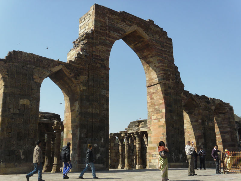 File:Quwwat-ul-islam-mosque-delhi-5.jpg