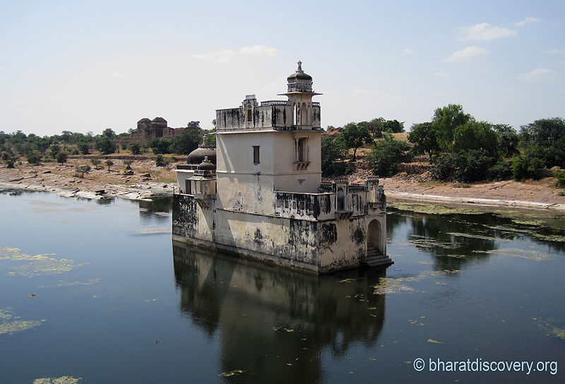 File:Padmini-Palace-Chittorgarh.jpg
