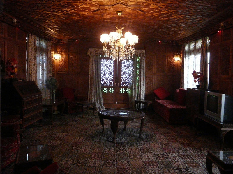 File:Houseboat-Of-Dal-Lake.jpg
