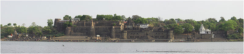 File:Ahilya-fort-ghats-panorama-90-maheshwar.jpg