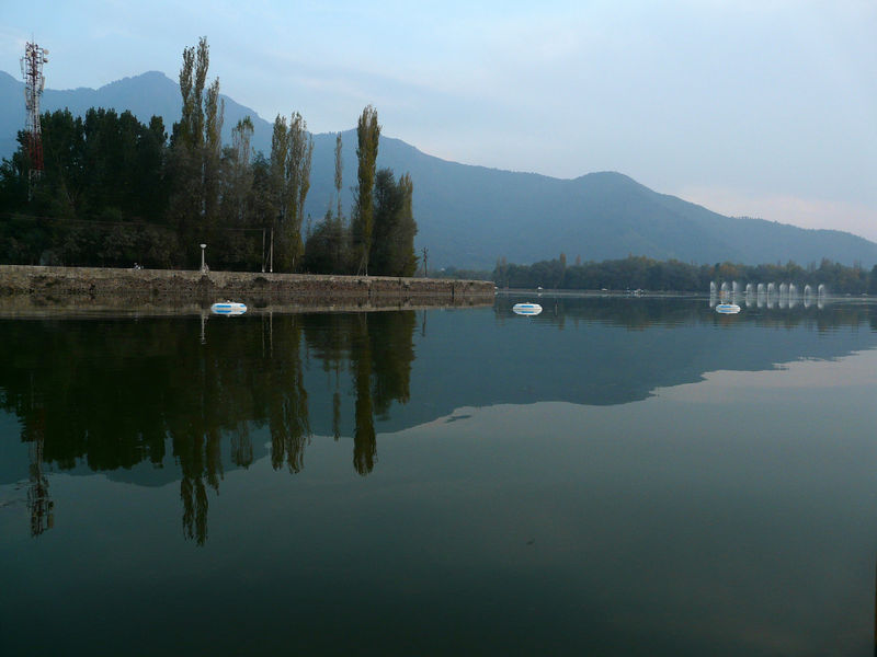 File:Dal-Lake-Srinagar-5.jpg