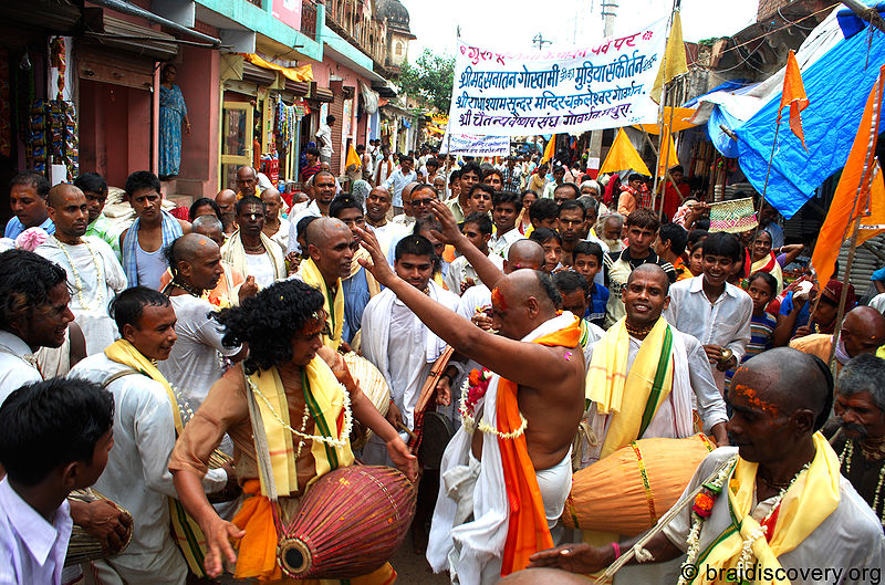 File:Guru-Purnima-Govardhan-Mathura-4.jpg