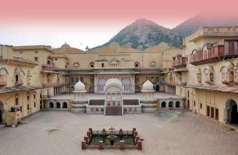 File:City-Palace-Alwar-1.jpg