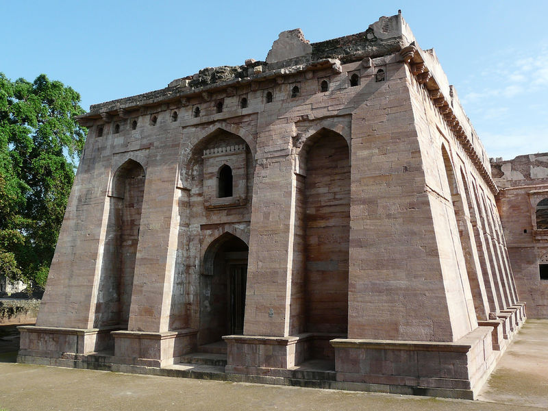 File:Hindola-Mahal-Mandu-7.jpg