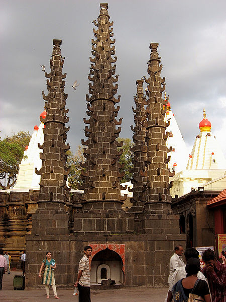 File:Mahalaxmi-Temple-Kolhapur-1.jpg