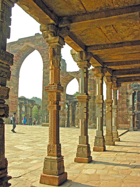 File:Quwwat-ul-islam-mosque-delhi-1.jpg