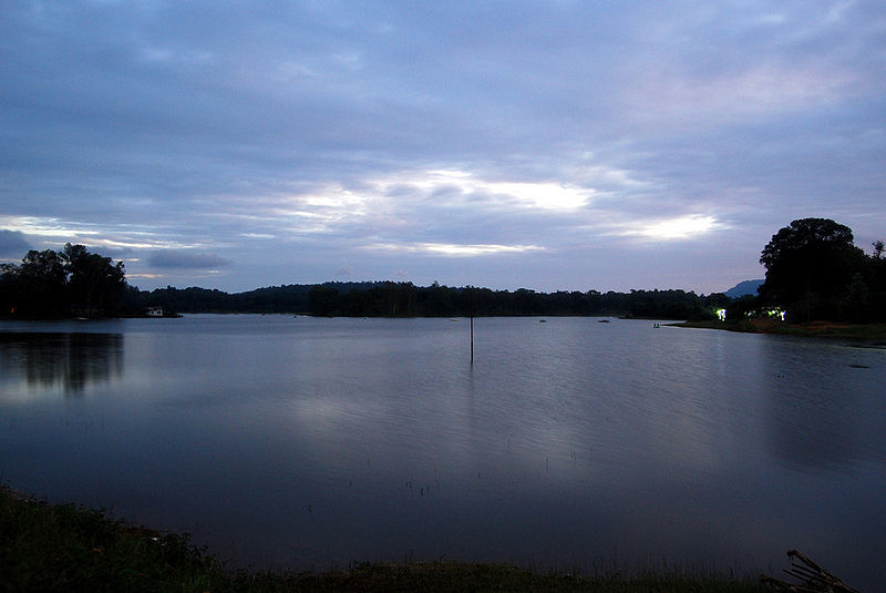 File:Pachmarhi-Lake.jpg