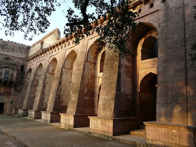 File:Hindola-Mahal-Mandu-1.jpg