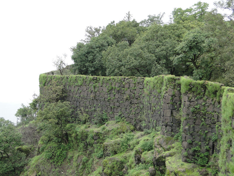 File:Walls-of-Pratapgad-fort.jpg