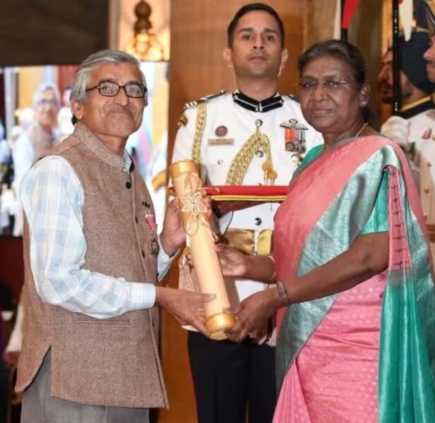 File:President-Draupadi-Murmu-Awarded-Padma-Shri-To-Nek-Ram-Sharma.jpg