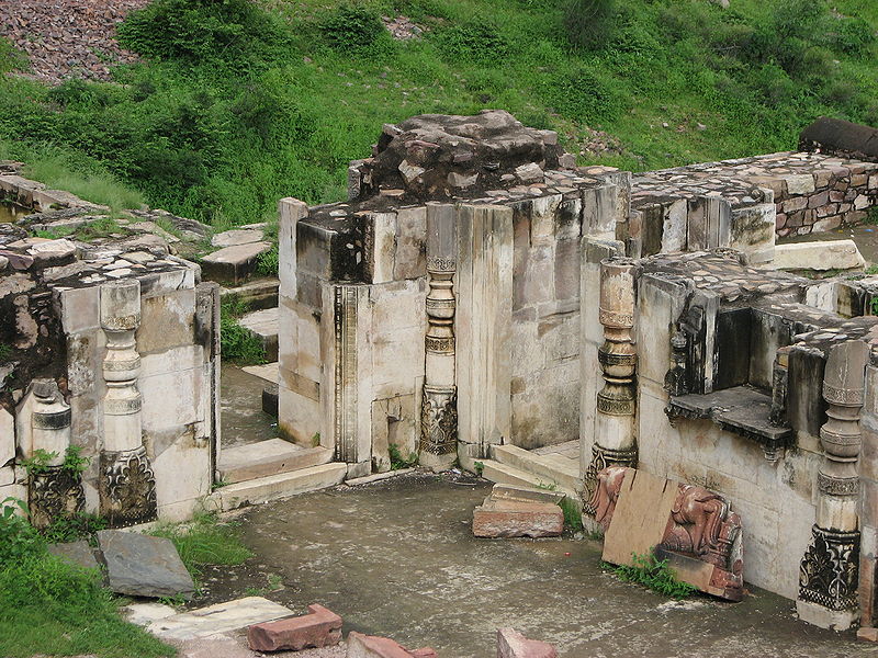 File:Remainings-of-Bhangarh-Palace.jpg