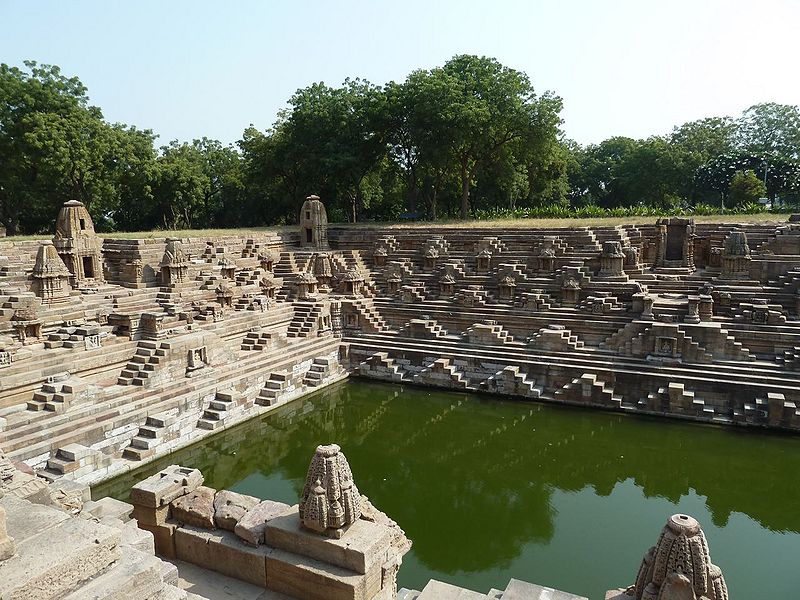 File:Sooryakund-Modhera-Temple.jpg