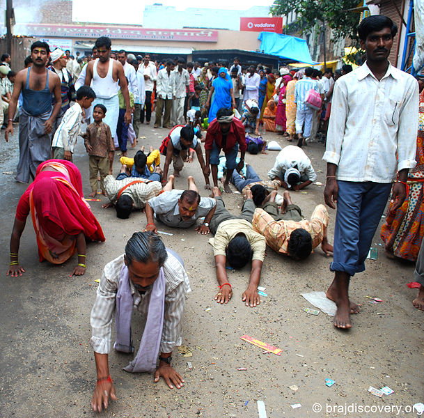 File:Guru-Purnima-Govardhan-Mathura-14.jpg