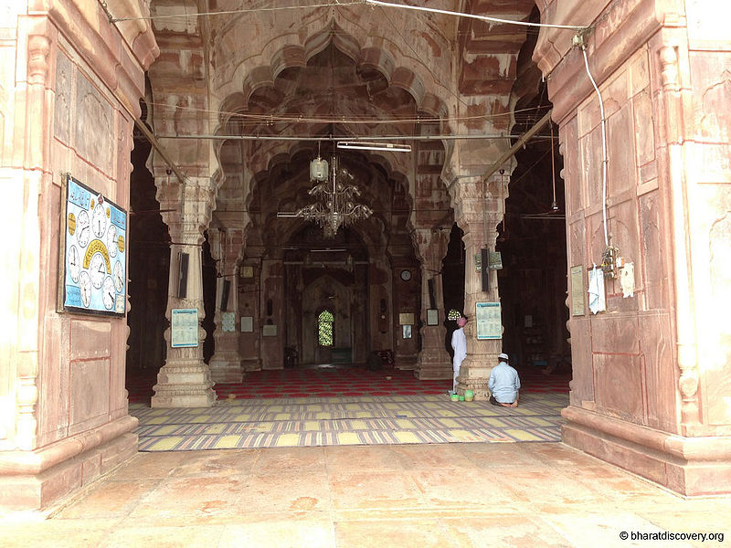 File:Internal-View-Of-Darul-Uloom-Tajul-Masjid-Bhopal.jpg