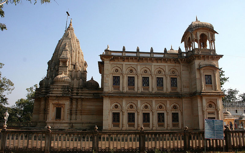 File:Scindia-Chhatris-Shivpuri-2.jpg