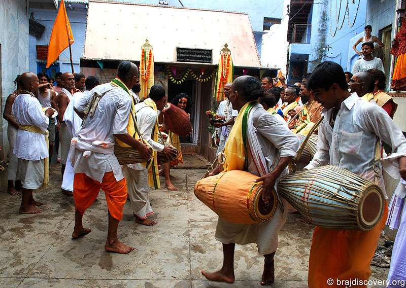 File:Guru-Purnima-Govardhan-Mathura-26.jpg