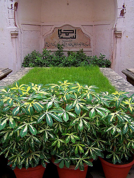 File:Tomb-Of-Sir-Syed-Ahmed-Khan.jpg