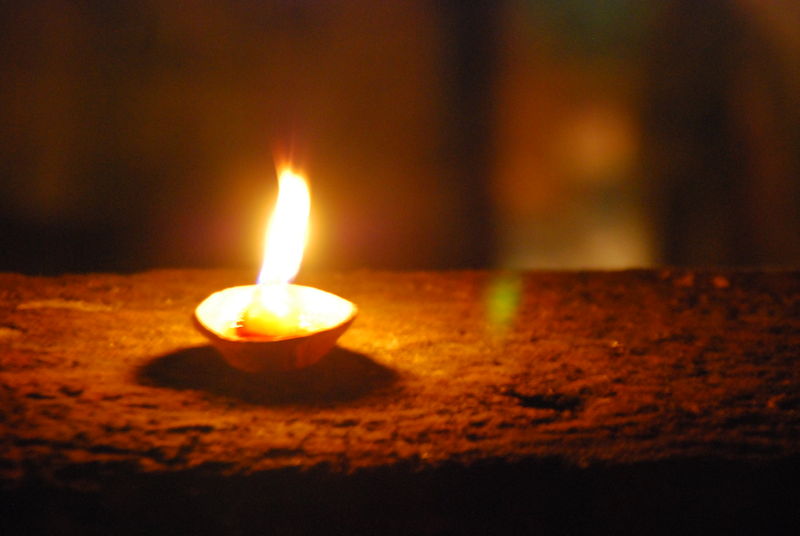 चित्र:Diwali-Diya-1.jpg