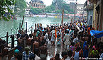 मानसी गंगा पर स्नान करते श्रृध्दालु, गोवर्धन Devotees Taking Bath At Mansi Ganga, Govardhan