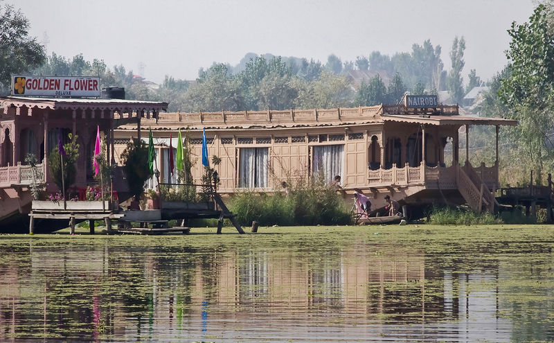 File:Houseboat-in-Nagin-Lake.jpg