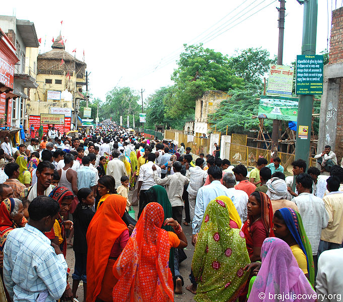 File:Guru-Purnima-Govardhan-Mathura-13.jpg